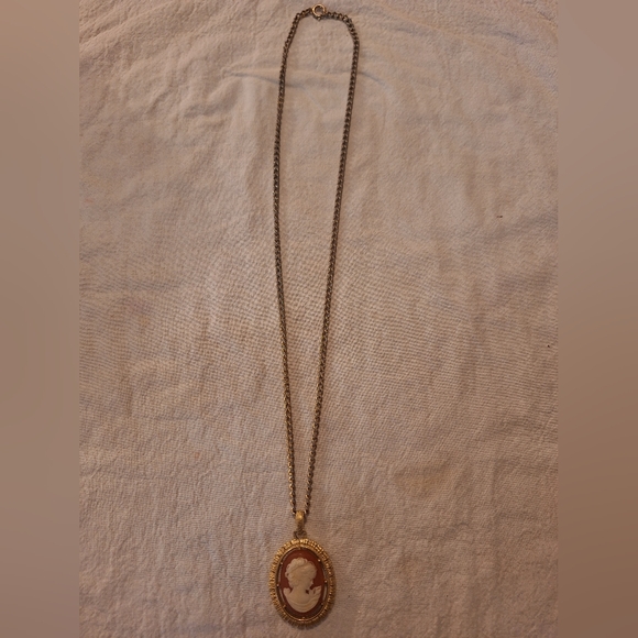 Vintage Avon cameo necklace - Picture 1 of 5